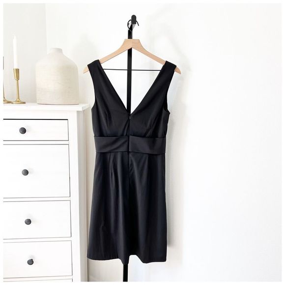 NWT White House Black Market Crepe Fit & Flare Little Black Dress LBD Sz 8 - Picture 4 of 11